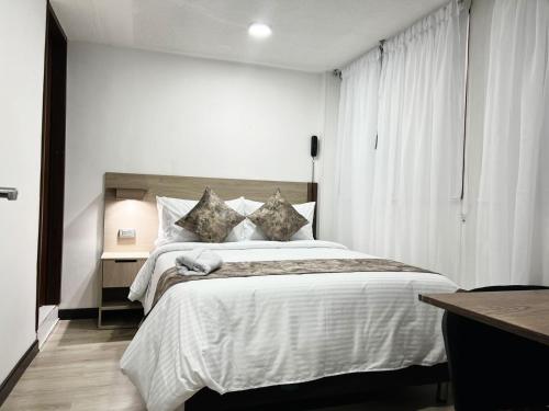 Ένα ή περισσότερα κρεβάτια σε δωμάτιο στο hotel versalles