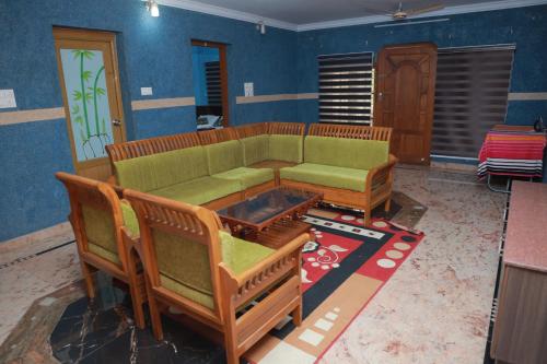 a living room with a couch and chairs on a rug at Gilead Holliday in Tāmarakulam