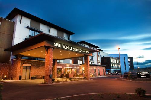 um edifício com um sinal que lê o mercado de estratégias de sobrevivência espartanas em SpringHill Suites by Marriott Bend em Bend