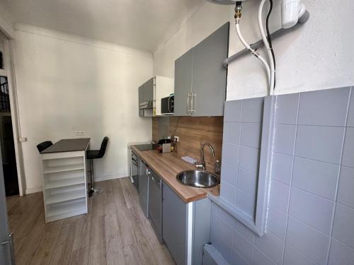una pequeña cocina con fregadero y encimera en 600m port, tramway, clim, wifi en Niza