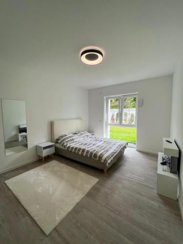 um quarto branco com uma cama e uma janela em Luxuriöses Apartment für 4 Personen, Neubau, Parkplatz free em Bochum