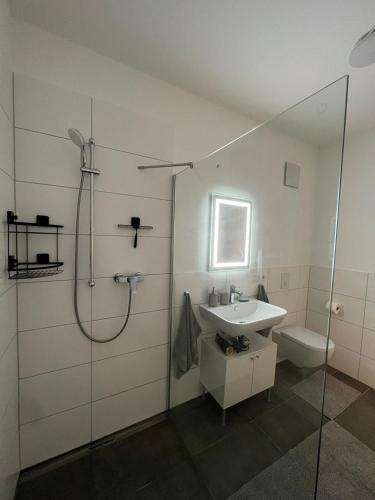 een badkamer met een wastafel, een douche en een toilet bij Luxuriöses Apartment für 4 Personen, Neubau, Parkplatz free in Bochum