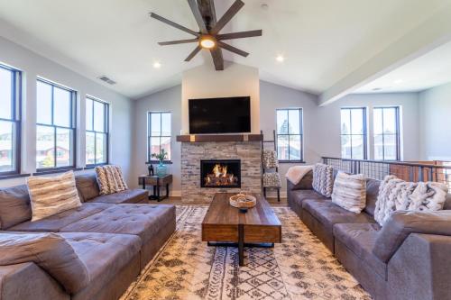 556 Stunning Luxury Creekhouse at Snowcreek