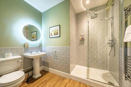 Un baño de The Feathers Holt