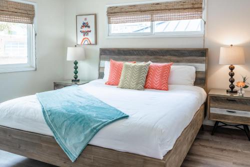 Un dormitorio con una cama grande y dos ventanas. en CB-2445A - Carlsbad Casa De Los Sueños | Unit A, en Carlsbad