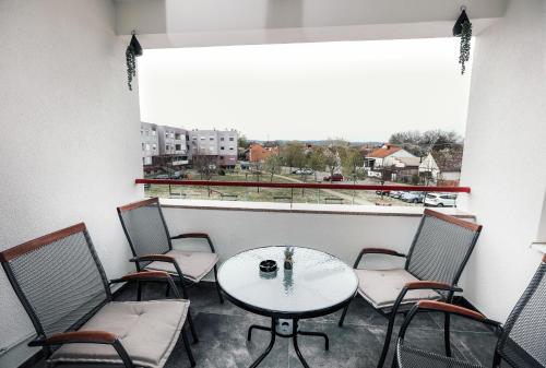 スラヴォンスキ・ブロッドにあるApartman STRONGのバルコニー(テーブル、椅子付)、窓が備わります。