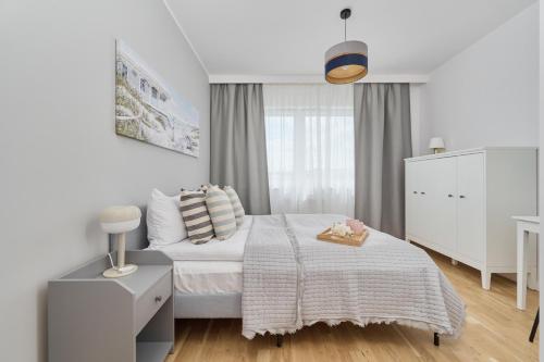 Ліжко або ліжка в номері Lwowska Apartment by the Malta Lake with Parking by Renters Prestige