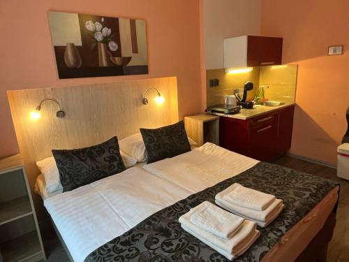 um quarto com uma cama com duas toalhas em Rezidence Davids Apartments em Praga