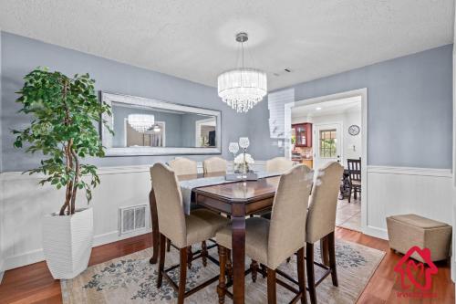 a dining room with a table and chairs at San Gabriel Stunner - An Irvie Home in Albuquerque