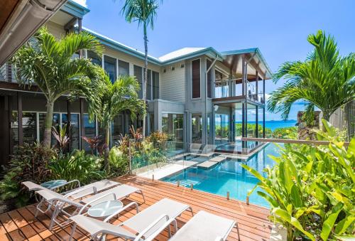 Una vista exterior de una casa con piscina. en Anusara - Airlie Beach, en Airlie Beach
