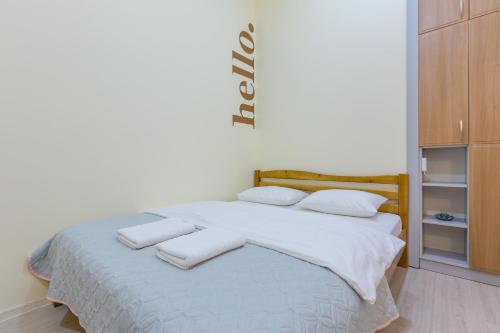 - une chambre avec un lit doté de draps et d'oreillers blancs dans l'établissement Lviv Comfort І Затишний Львів, à Lviv
