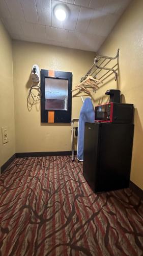 Zimmer mit einem Schreibtisch und einem Computer an der Wand in der Unterkunft B'more Inn Motel in Baltimore