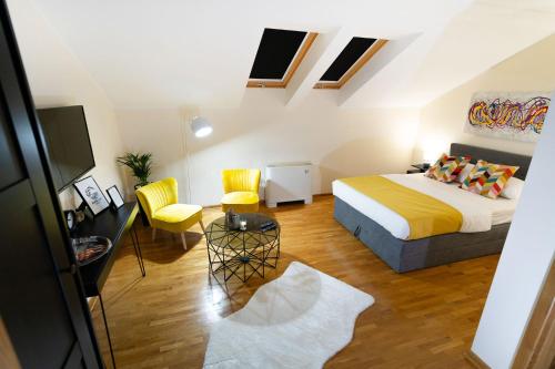Μια τηλεόραση ή/και κέντρο ψυχαγωγίας στο Mini Hotel RiverLux Apartments