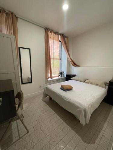 - une chambre avec un lit et un miroir dans l'établissement 2B CLOSe, à New York