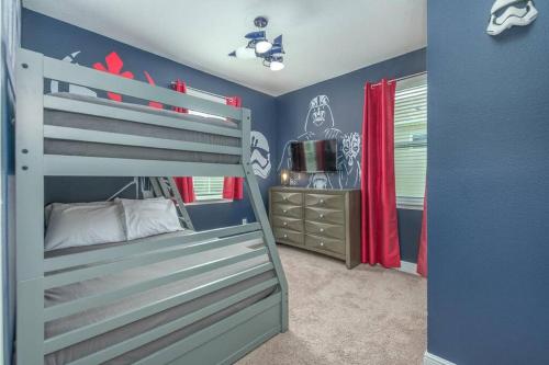 a bedroom with a bunk bed in a room at Luxury 6 BR 6 Bath @Encore Resort Pool Spa Grill. in Orlando