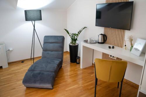 Μια τηλεόραση ή/και κέντρο ψυχαγωγίας στο Mini Hotel RiverLux Apartments