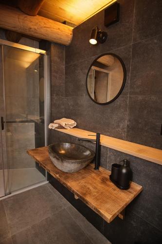 a bathroom with a sink and a mirror at A Barreira -Lar da cima- in Folgoso