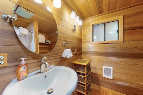 een badkamer met een wastafel en een spiegel bij Lake Benson Rendezvous in Grapeview