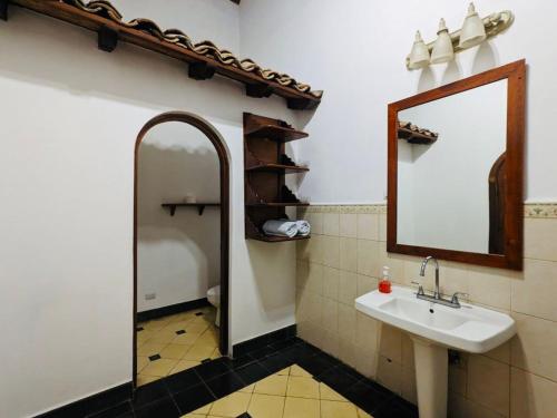 La salle de bains est pourvue d'un lavabo et d'un miroir. dans l'établissement Encuentros, à Granada