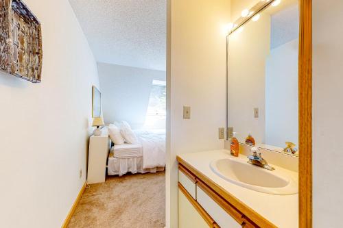 W łazience znajduje się umywalka i lustro. w obiekcie Mountain Haven Retreat w mieście Stratton Acres