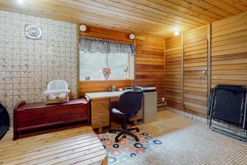 an office with a desk and a chair in a room at Prime Cove Quarters in Oak Harbor