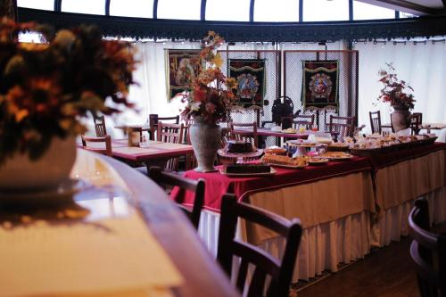 een eetkamer met tafels met eten erop bij Hotel Pousada do Arcanjo in Ouro Preto