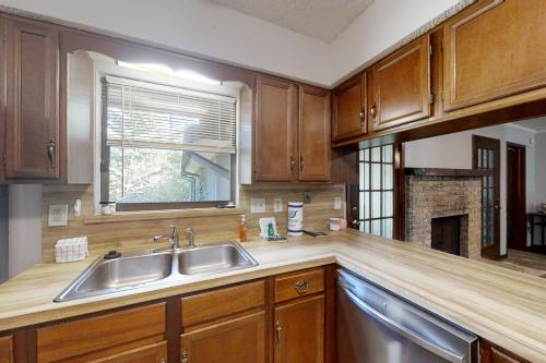 A kitchen or kitchenette at Tobin Hideaway