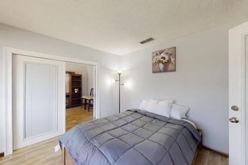 A bed or beds in a room at Tobin Hideaway