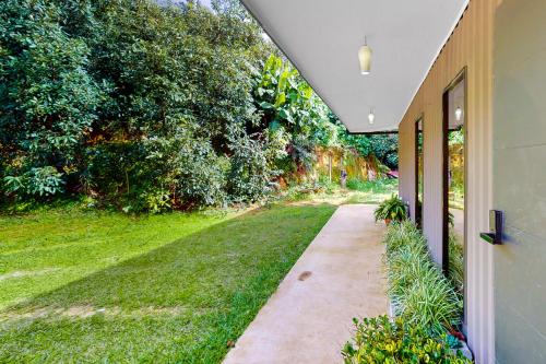 a house with a walkway next to a yard at Aqua Tarrazu in Santa Cruz