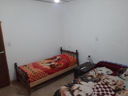 1 dormitorio con 2 camas con perros. en La Termenia en Termas de Río Hondo