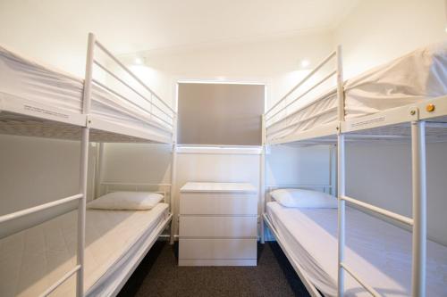 Двухъярусная кровать или двухъярусные кровати в номере Joalah Holiday Park