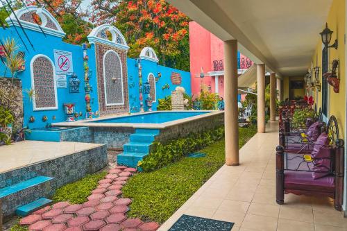 a house with a swimming pool in a yard at Palacio Canton Hotel - Valladolid in Valladolid