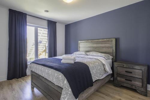 a bedroom with a large bed and a window at Détente Orford 117 condo / chalet in Orford