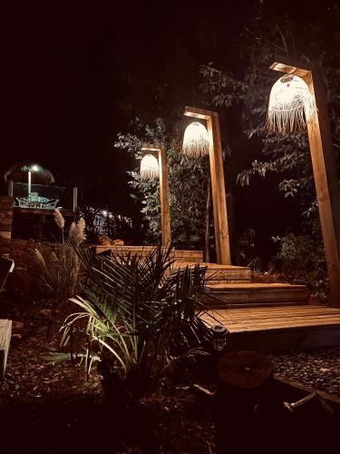 un passaggio in legno con due luci di notte di OASIS PICHILEMU DOMO a Rinconada El Sauce
