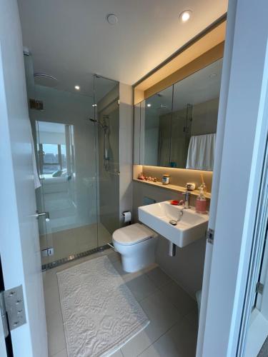 a bathroom with a toilet and a sink and a shower at Yarra Accommodation in Melbourne