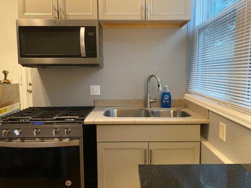 Köök või kööginurk majutusasutuses Studio near Garden of the Gods unit A - west studio