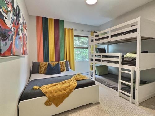 sypialnia z 2 łóżkami piętrowymi i łóżkiem w obiekcie Plage et piscine au Mont Blanc w mieście Saint-Faustin