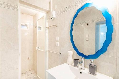a bathroom with a sink and a mirror on the wall at family home in acre in ‘Akko