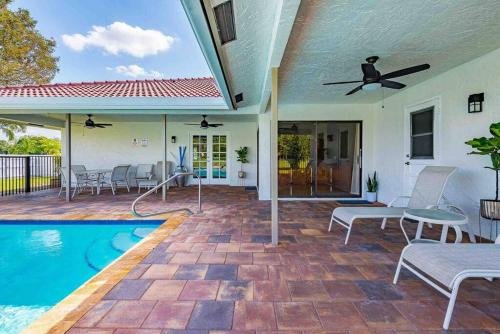 Swimming pool sa o malapit sa 4/3.5 House with pool- Boynton Beach, FL.