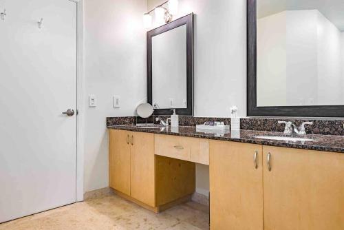 Ένα μπάνιο στο 4/3.5 House with pool- Boynton Beach, FL.