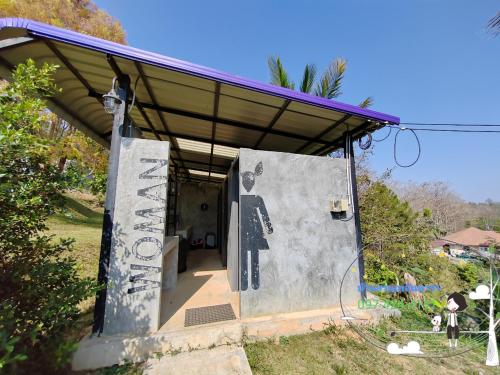 Το κτήριο όπου στεγάζεται  το δωμάτιο σε οικογενειακή κατοικία