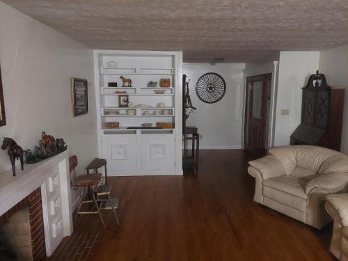 sala de estar con sofá y chimenea en 4BR Home - Pets Allowed by ARK Experience en Williamstown