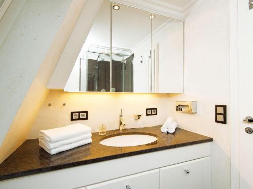 a bathroom with a sink and a mirror at Kliffhoog-17 in Kampen