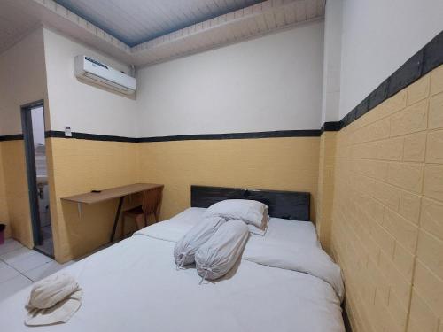 Кровать или кровати в номере Hotel O Mahendra HomestayNearTaman Wisata Bukit Rurukan