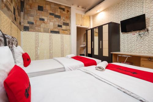 Säng eller sängar i ett rum på RedDoorz Syariah at Bumi Siliwangi Residence Padang