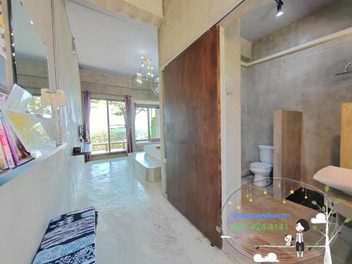 baño con mesa de cristal en una habitación en Baan Suan Plearndara, en Wang Nam Khiao