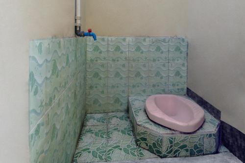 bagno con servizi igienici rosa in un angolo di SPOT ON 92832 Al Mahira Syariah a Majalengka