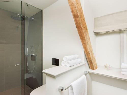 a bathroom with a toilet and a glass shower at Nug-Pot-House in Kampen