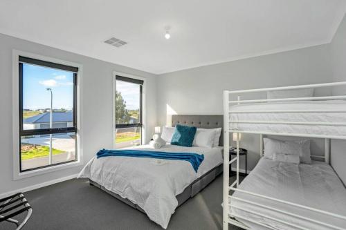 Wellington EastにあるTheRiverbend43 Wellington Marinaのベッドルーム1室(二段ベッド2台、窓付)が備わります。
