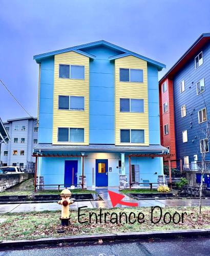 una boca de incendios amarilla frente a una casa en Private Room with Shared Bathroom on the 1st Floor 10 minutes walk to University of Washington, en Seattle